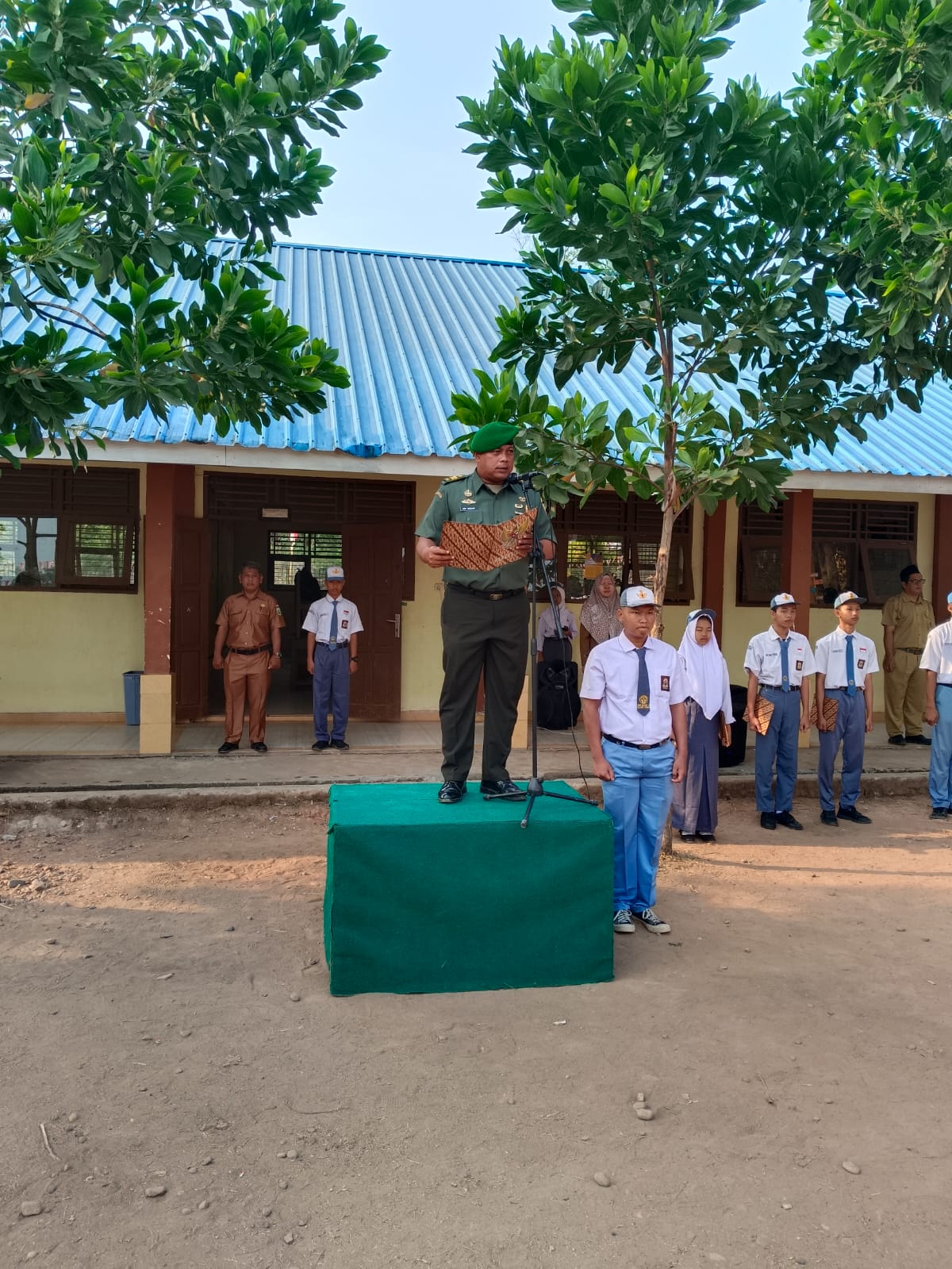 Danramil Merapi Jadi Inspektur Upacara di SMK Negeri 1 Merapi Timur