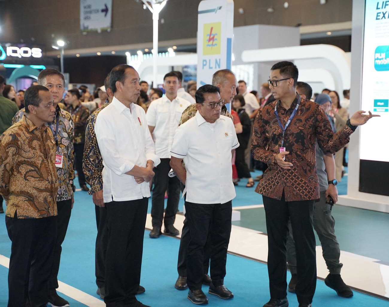 Presiden Jokowi Berkunjung, Dirut PLN Paparkan Kesiapan Ekosistem Kendaraan Listrik di Booth PLN di PEVS 2024
