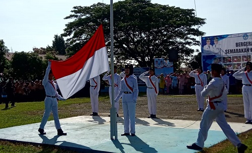 Wakil Bupati Lahat Pimpin Upacara Hardiknas 2023  Sekaligus Membagikan ini 