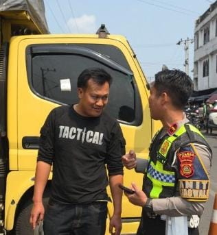 Satlantas Polres Lahat Tingkatkan Penindakan Pelanggaran Lalu Lintas dengan ETLE Handheld