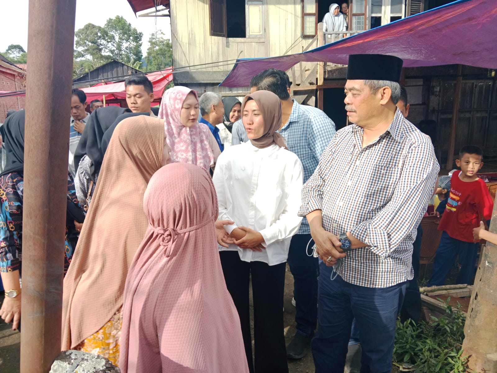 Bursah Zarnubi dan Widia Ningsih Kunjungi Korban Kebakaran di Muara Payang Lahat