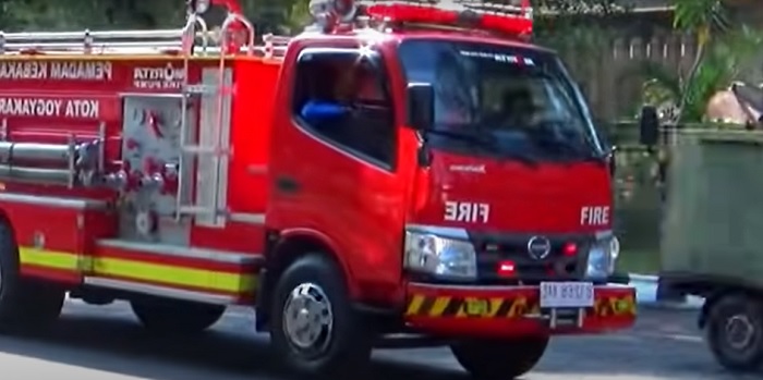 PT Bukit Pembangkit Innovative Beri Bantuan Mobil Pemadam Bahaya Kebakaran kepada Lahat