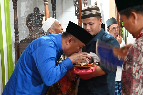 Bupati Lahat Cik Ujang Hadiri Aqiqah Meysa Syahfitri