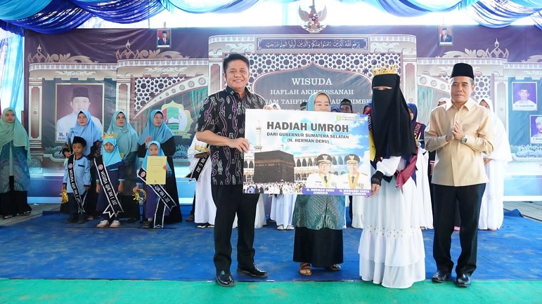 Hafal Al-Qur’an 30 Juz Herman Deru Hadiahi Santri Umroh Gratis