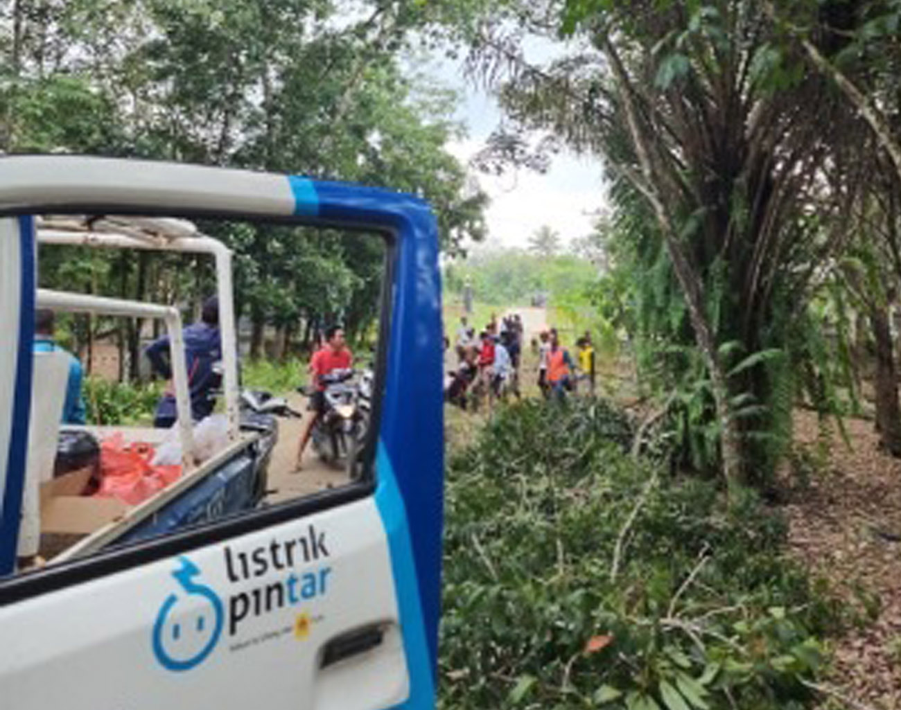 Warga dan PLN Eksekusi Tanam Tumbuh di Kecamatan Kecamatan Sosoh Buay Rayap