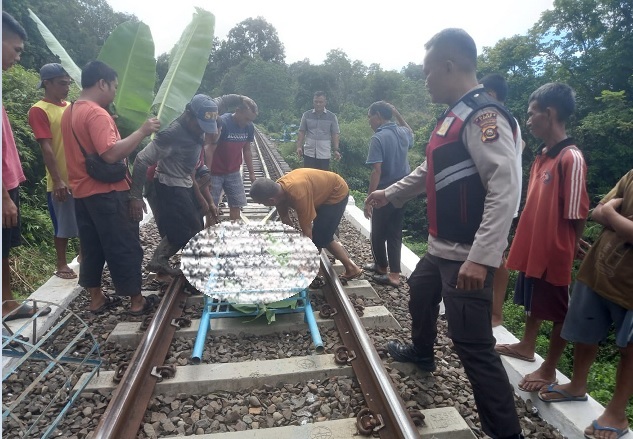 Angkut Karet melalui Rel, Warga Tanah Pilih Lahat Ditabrak Kereta Api