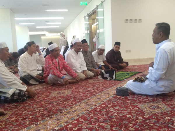 Jemaah Calon Haji Lahat Kloter 13 PLM Mengikuti Pengajian, Narasumber Ustadz Syafe’i