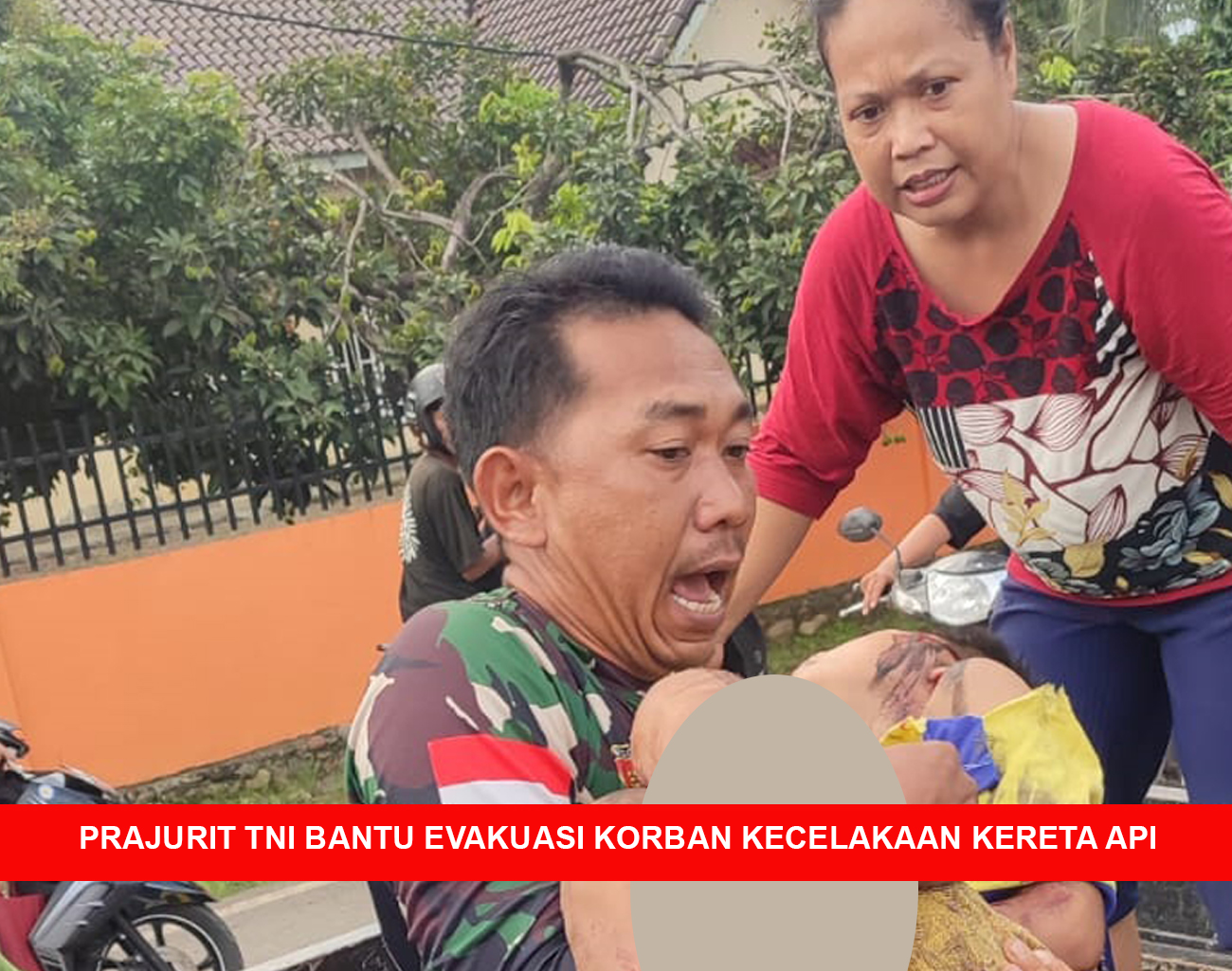 Prajurit TNI Bantu Evakuasi Korban Kecelakaan Kereta Api di Manggul Lahat