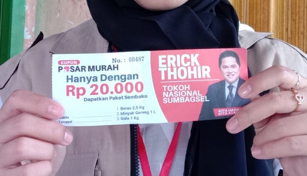 Ada Brosur Profil Erick Thohir di Wadah Sembako Pasar Murah