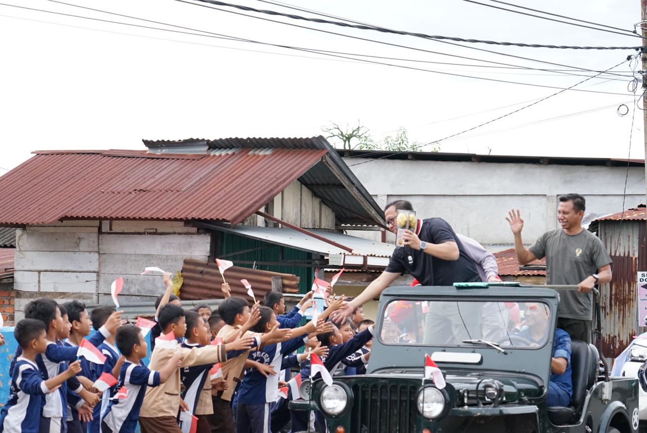 Arak-arakan Piala Adipura disambut Antusias Masyarakat Kabupaten Lahat