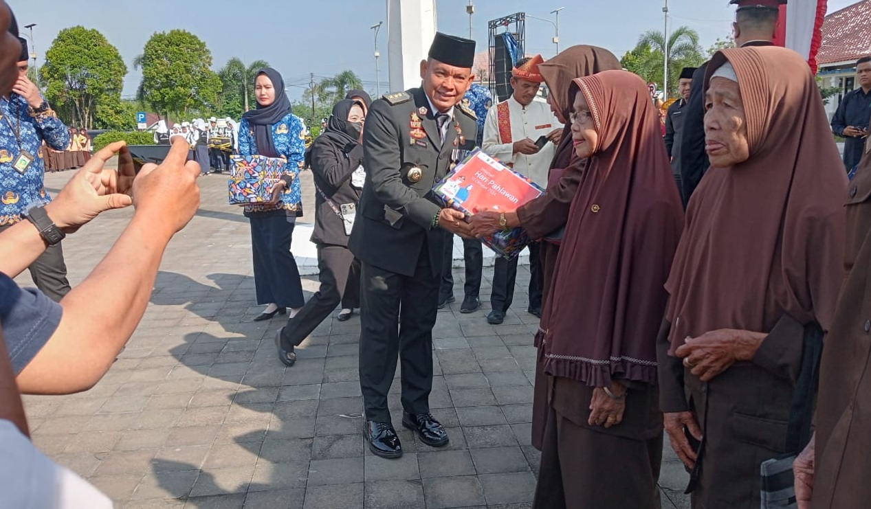 Peringati Hari Pahlawan ke 79 Tahun, Pemkab Empat Lawang Bagikan Cinderamata kepada Veteran