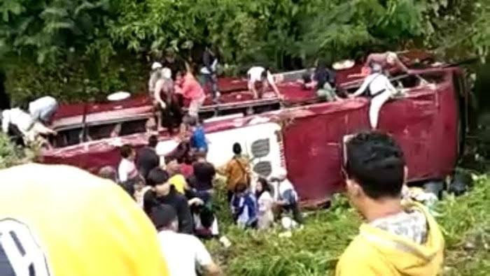 Bus Besar Terjun Ke jurang Guci tegal, Ini Kronologi Kejadianya