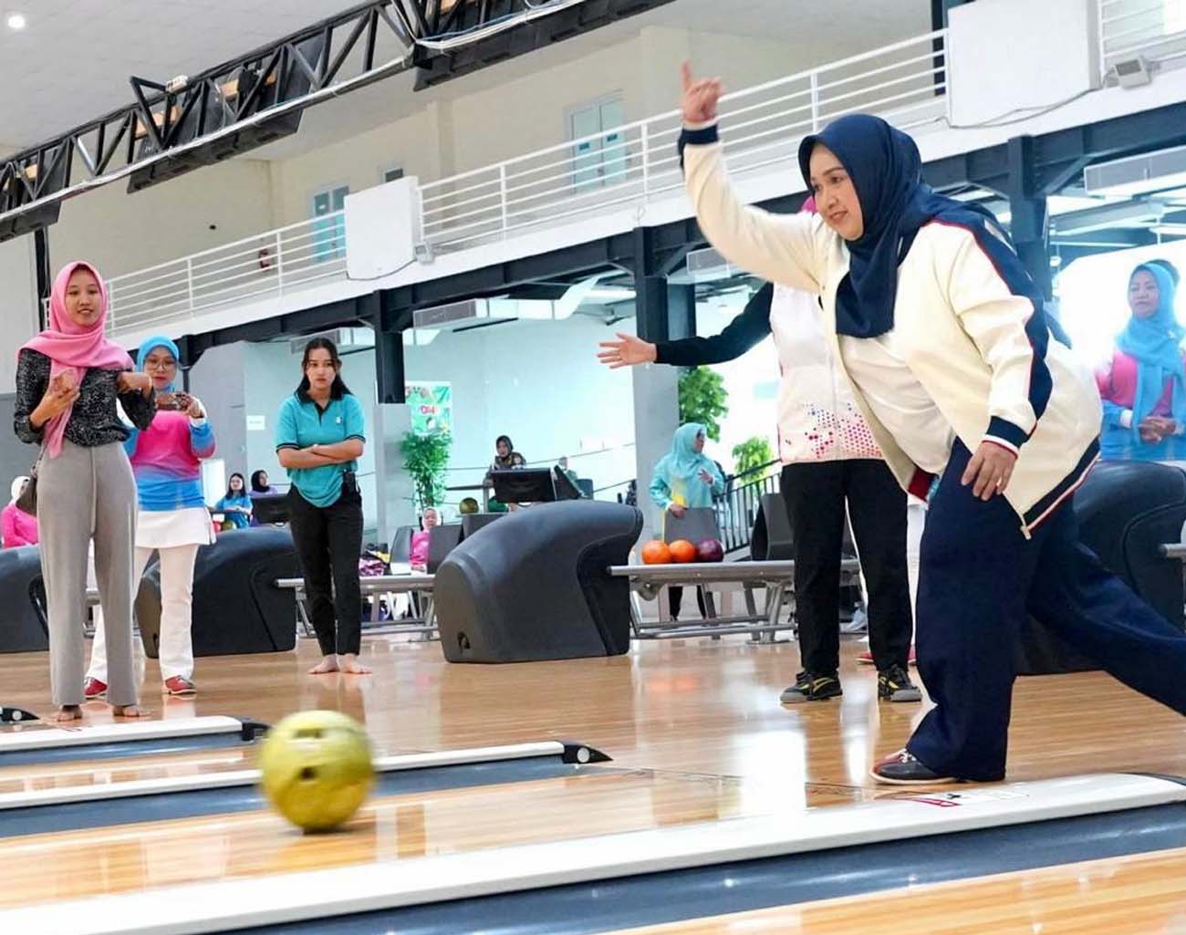 Pj Ketua TP PKK Sumsel Tyas Fatoni Buka Fun Game Bowling Perwosi Sumsel Tahun 2024