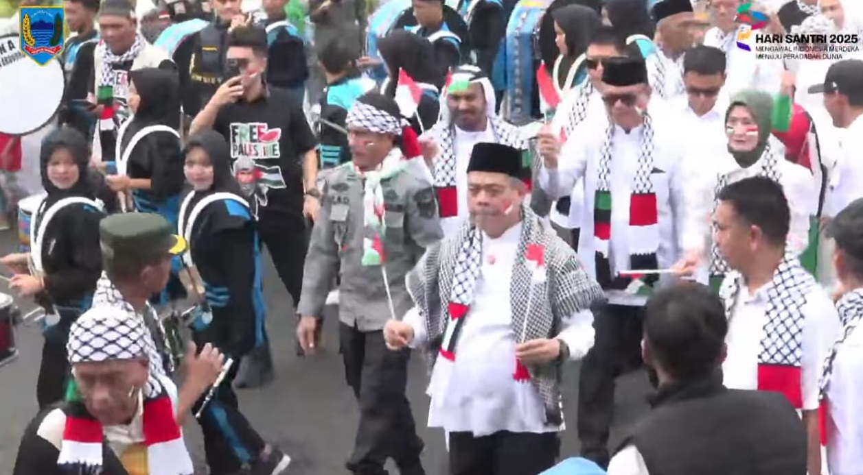 Bupati Bursah dan Wakil Bupati Widia Pimpin Long March Hari Santri Nasional dan Aksi Solidaritas Palestina