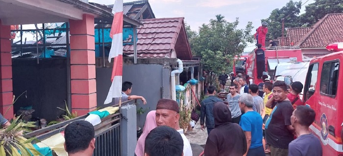 Damkar, BPBD, DLH, dan Warga Lembayung Lahat Berhasil Padamkan Api Kebakaran Rumah