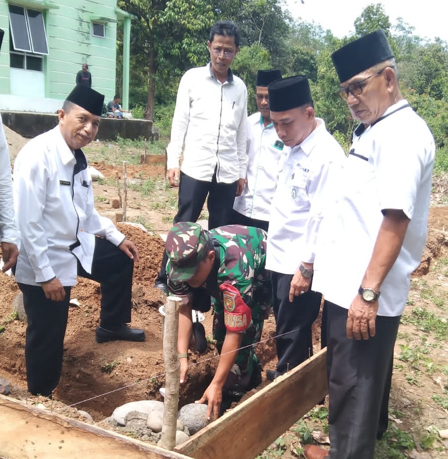 Peletakan Batu Pertama Pembangunan Mushola Di KUA Merapi Timur 