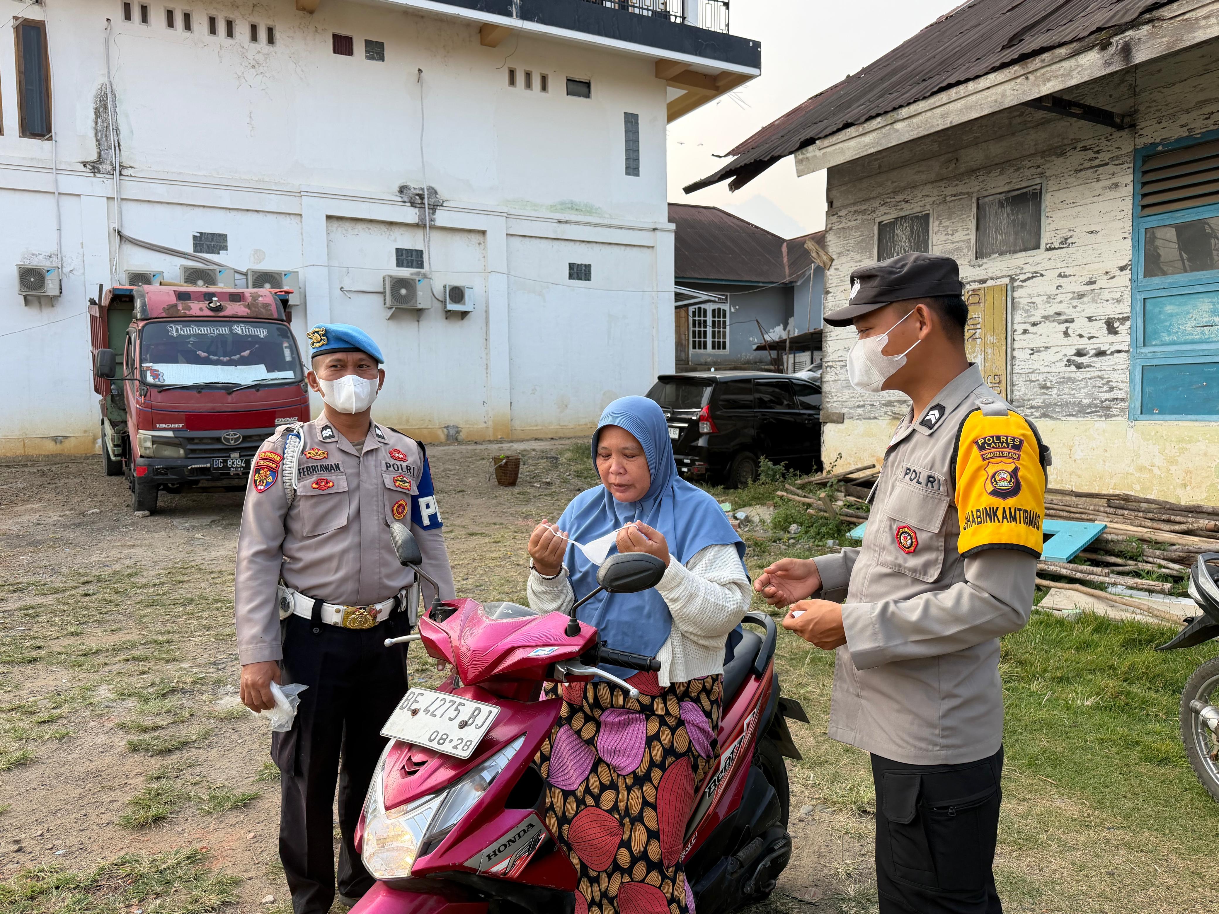 Polsek Kota Agung Bagikan Masker dan Imbau Warga Cegah Karhutla
