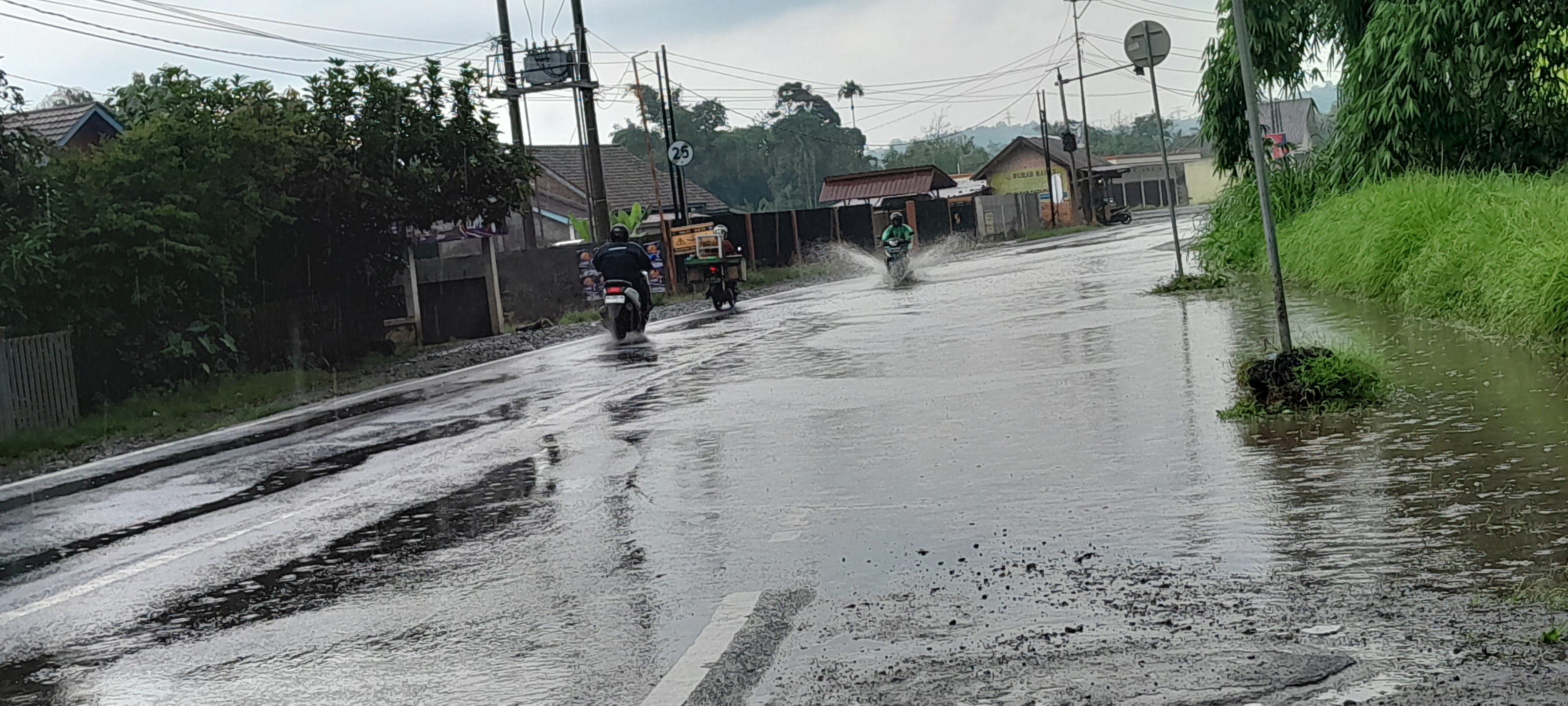 Hujan Beberapa Jam Saja, Jalan Lintas di Kecamatan Merapi Barat Tergenang