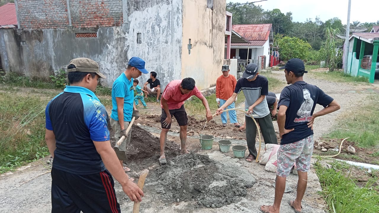 Warga Perumnas GPS Gotong Royong Perbaiki SPAL