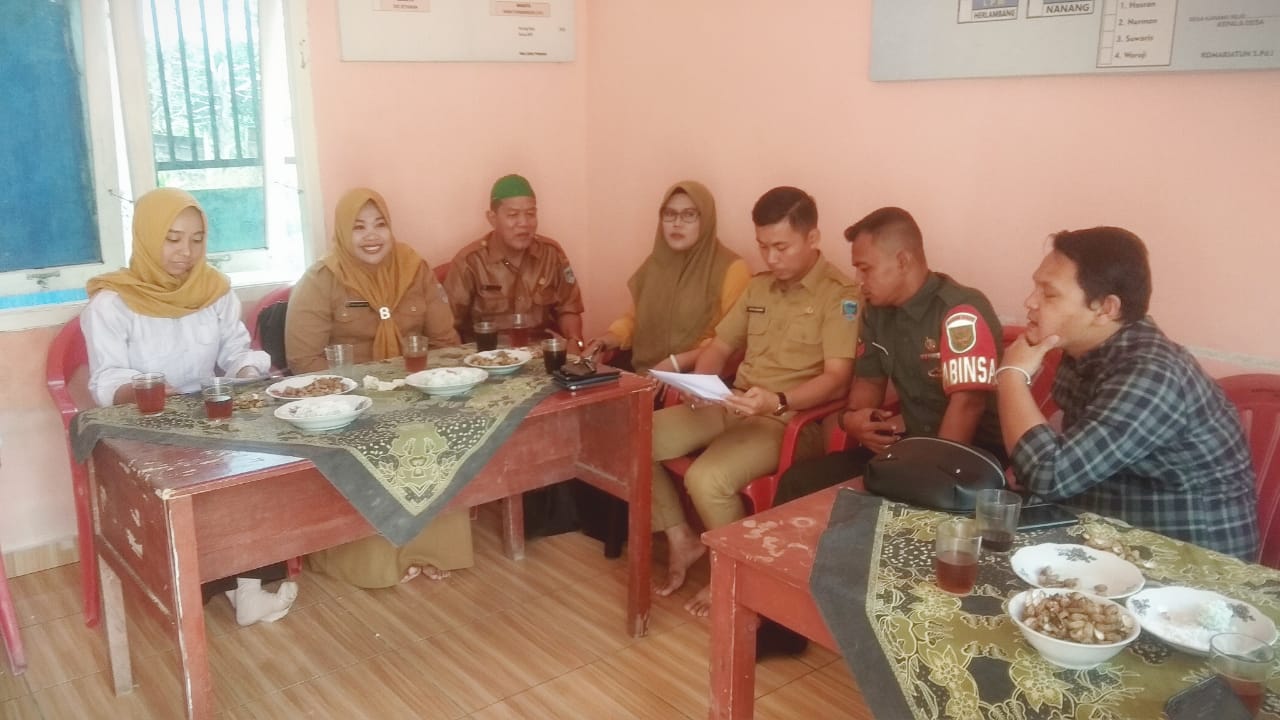 Tim Monev Kecamatan di Sambut Hangat oleh Pemerintah Desa Karang Rejo 