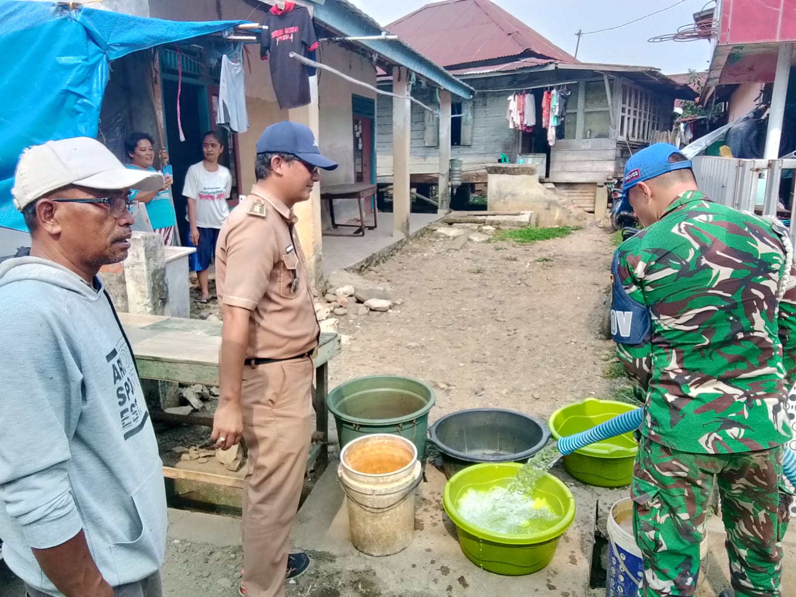 Luar Biasa! Kelurahan Talang Jawa Selatan Bersama Yonif TP 894/Prayatna Bumi Salurkan 5.000 Liter Air Bersih