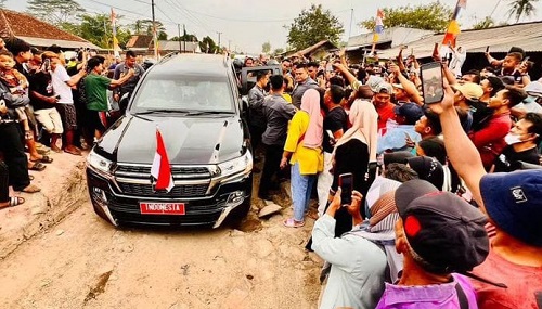 Lampung Dibantu Dana Rp800 Miliar, Mobil R1 Nyangkut di Lobang Jalan Rusak