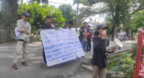 Relawan Demokrasi Indonesia (RDI) Melakukan Aksi ke Kantor Bawaslu Lahat, ini yang Disampaikan