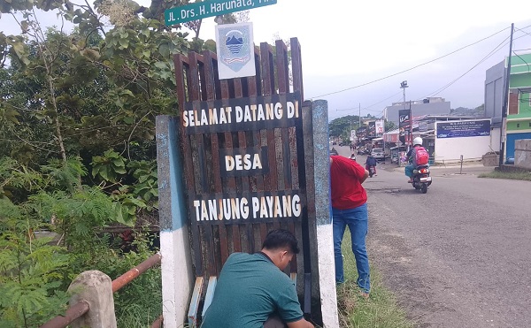 Mahasiswa KKN UIN Raden Fatah Palembang Cat Gapura Desa