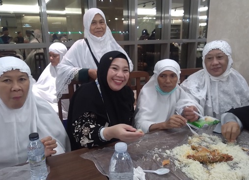 Bupati Lahat dan Istri Makan Nasi Kebuli Bersama Jemaah Haji Kloter 13 PLM