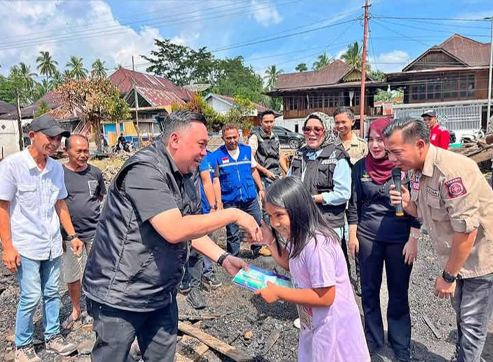 Anggota DPRD Sumsel M. Oktafiansyah Sambangi Korban Kebakaran, Salurkan Bantuan dan Pulihkan Trauma Anak
