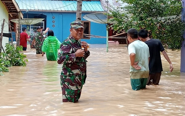 Danramil Merapi Kapten Inf Agus Subakto Ikut Berendam Bantu Warga Terdampak Banjir