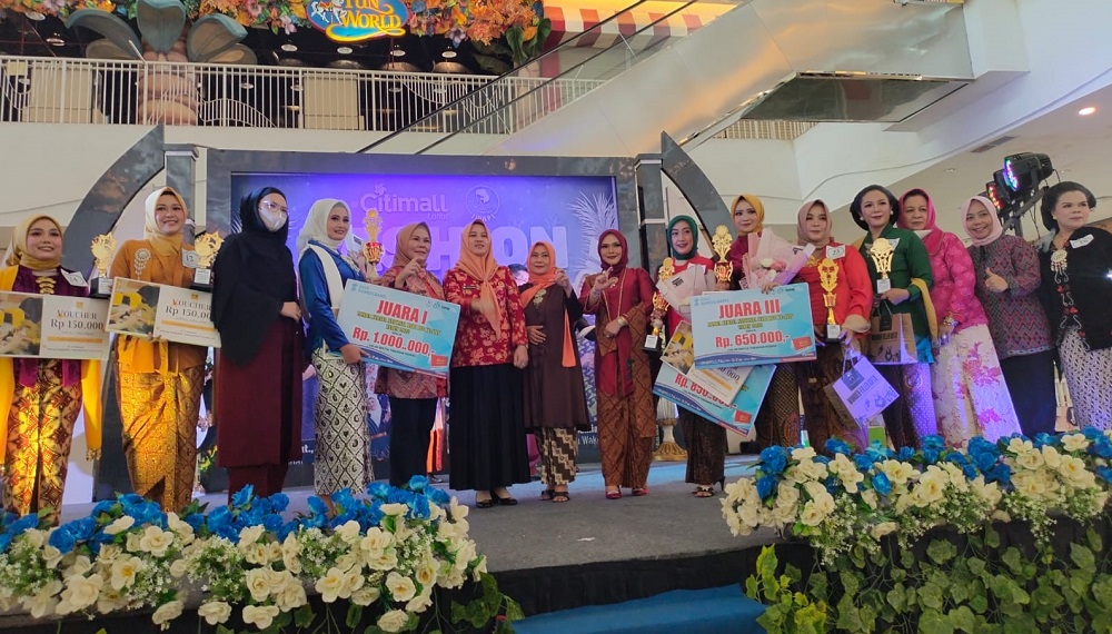 Lomba Fashion Show Kebaya Nasional Sukses Digelar IWAPI Kabupaten Lahat