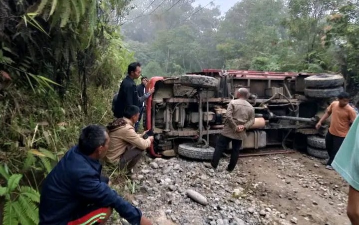 Harapan Warga Tunggul Bute Lahat kepada Cabup Lahat, Kendaraan Sering Terbalik, Minta Aspal Jalan