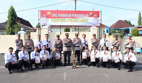 Tambah Semangat, 10 Personel Polres Lahat Terima Penghargaan