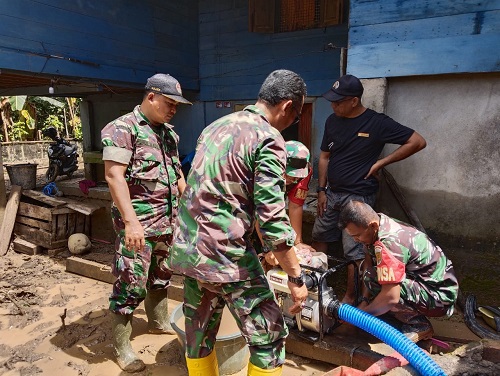 Babinsa Koramil 405-02/Merapi Bantu Lakukan Penyedotan Sumur Warga Desa Suka Cinta