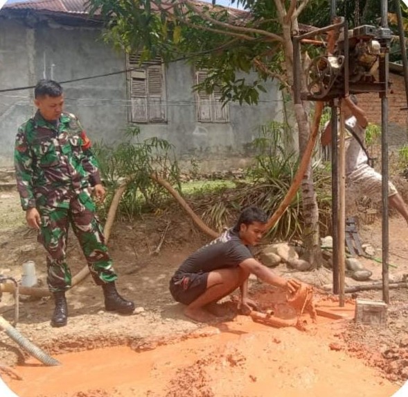 TNI Manunggal Air, Babinsa Koramil 405-03/Kikim Bantu Pembuatan Sumur Bor