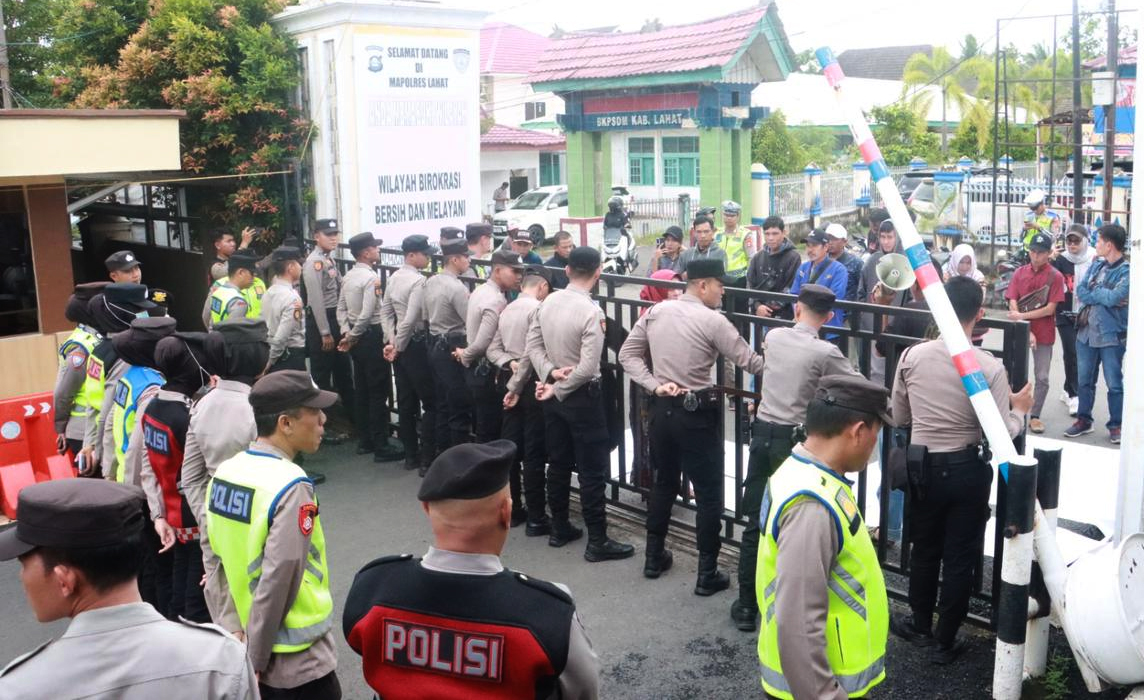 Unjuk Rasa Tim Advokasi Perangkat Desa (TAPD) di Kantor Polres Lahat, Inilah Tuntutannya