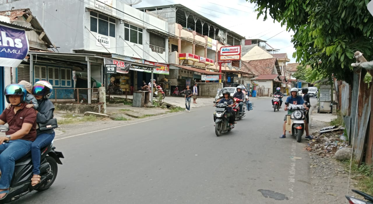 Perempuan Berkalung Emas Panjang Terjatuh dari Motor, Dua Pria Pakai NMAX Gagal Jambret di Jalan Isau Isau