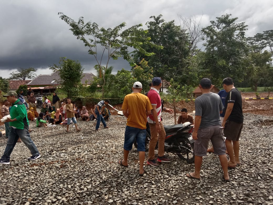 Waduh, Di Duga Tidak Melibatkan Warga Sekitar Jalan Houling PT MIP Di Segel Oleh Masyarakat Dua Desa