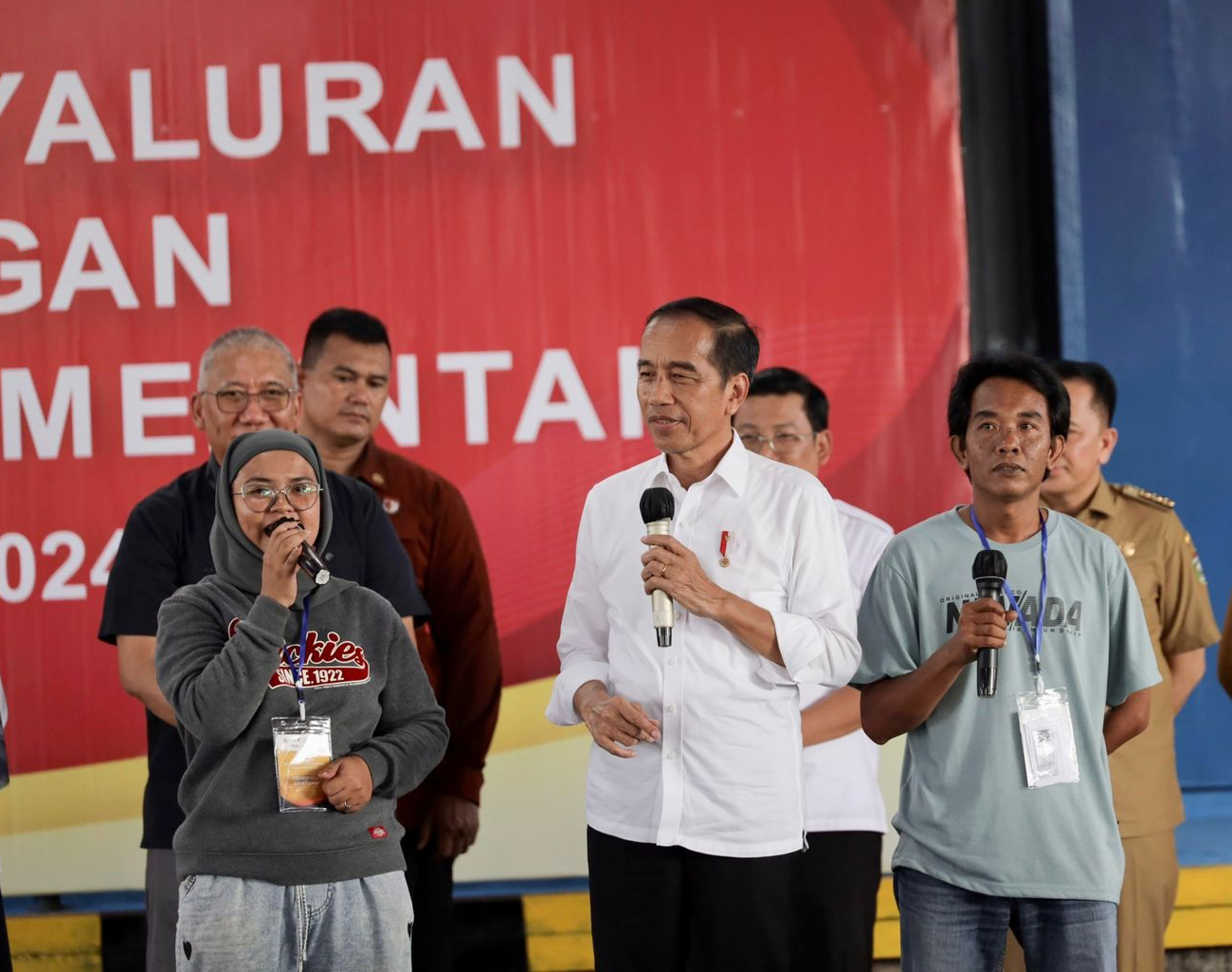 Presiden Jokowi bersama Pj Gubernur Agus Fatoni Salurkan Bantuan Pangan di Kota Lubuk Linggau