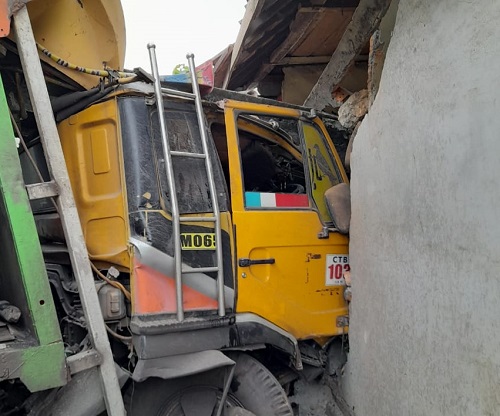 Truk Kontainer Tabrak Xenia dan Rumah Warga di Gunung Kembang Merapi Timur