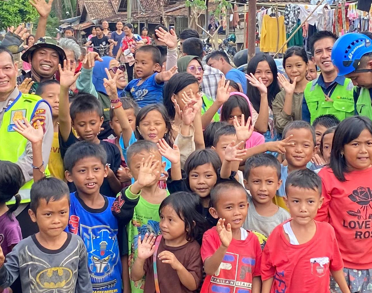 Bantuan Kemanusiaan Disalurkan Bukit Asam (PTBA) untuk Korban Banjir di Ulak Pandan