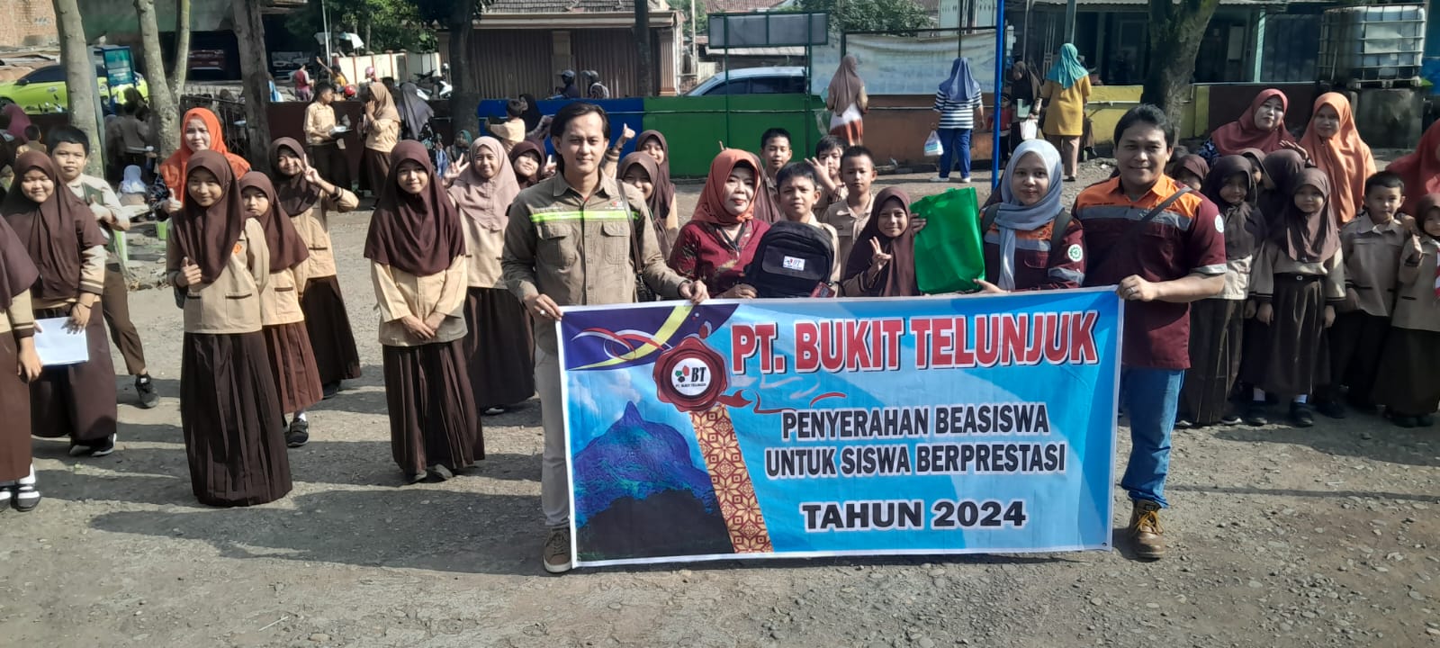 PT Bukit Telunjuk Salurkan Bantuan Siswa Berprestasi di Sekitar Perusahaan, Simak  Harapan Pihak Sekolah 