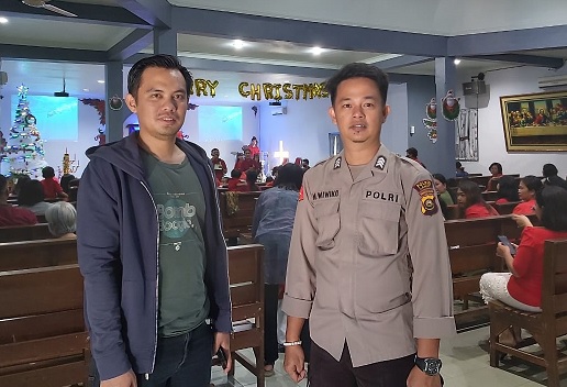 Bhabinkamtibmas Polres Lahat Bantu Pengamanan Ibadah dan Perayaan Natal