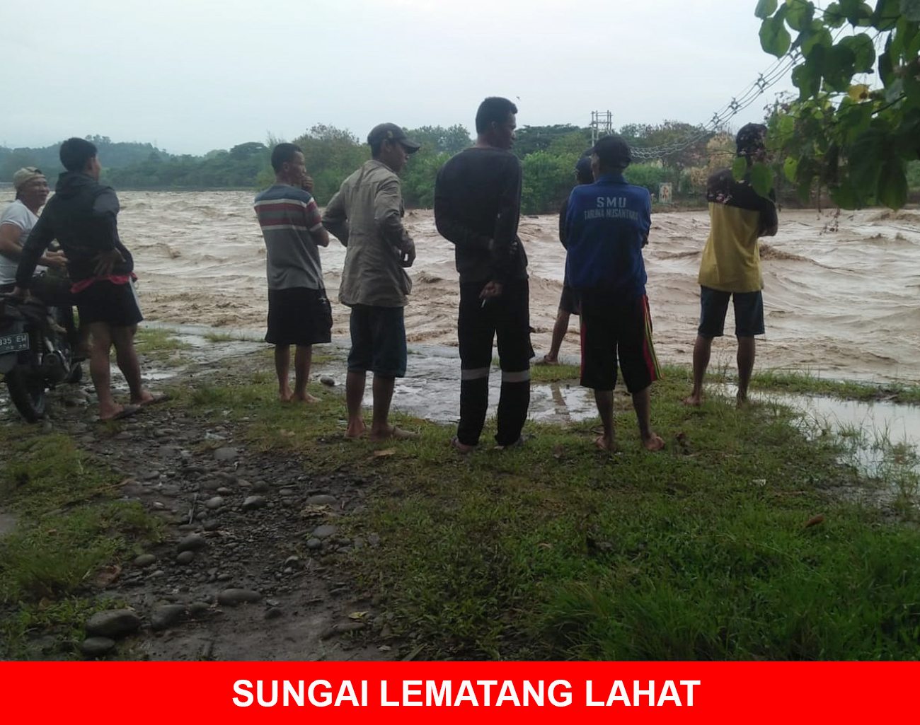 Perangkat Desa dan Linmas Desa Tanjung Payang Siaga Banjir, Debit Air Sungai Lematang Lahat Naik