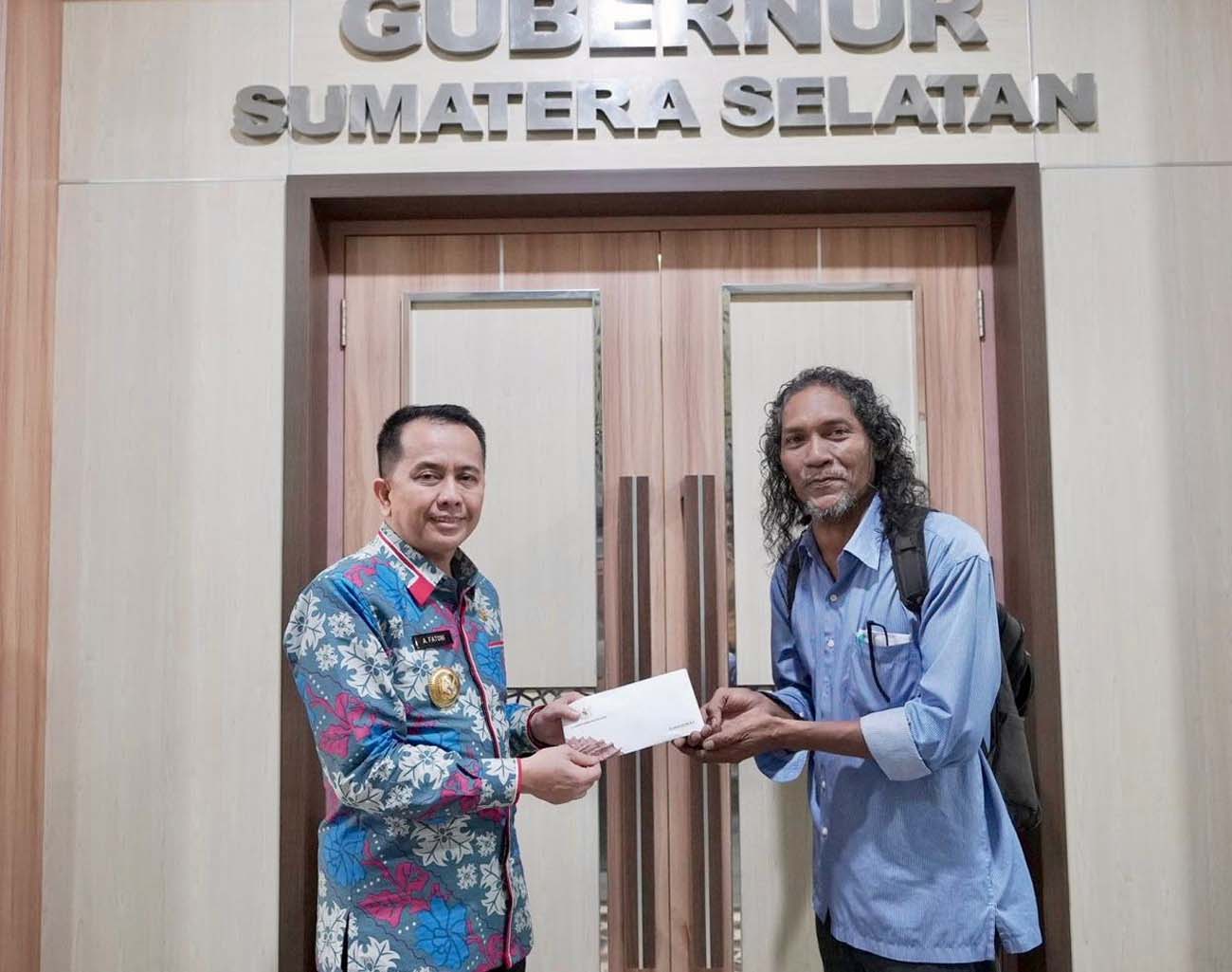 Pj Gubernur Sumsel Agus Fatoni Berikan Bantuan Penyandang Tuna Rungu Yudha Marbun