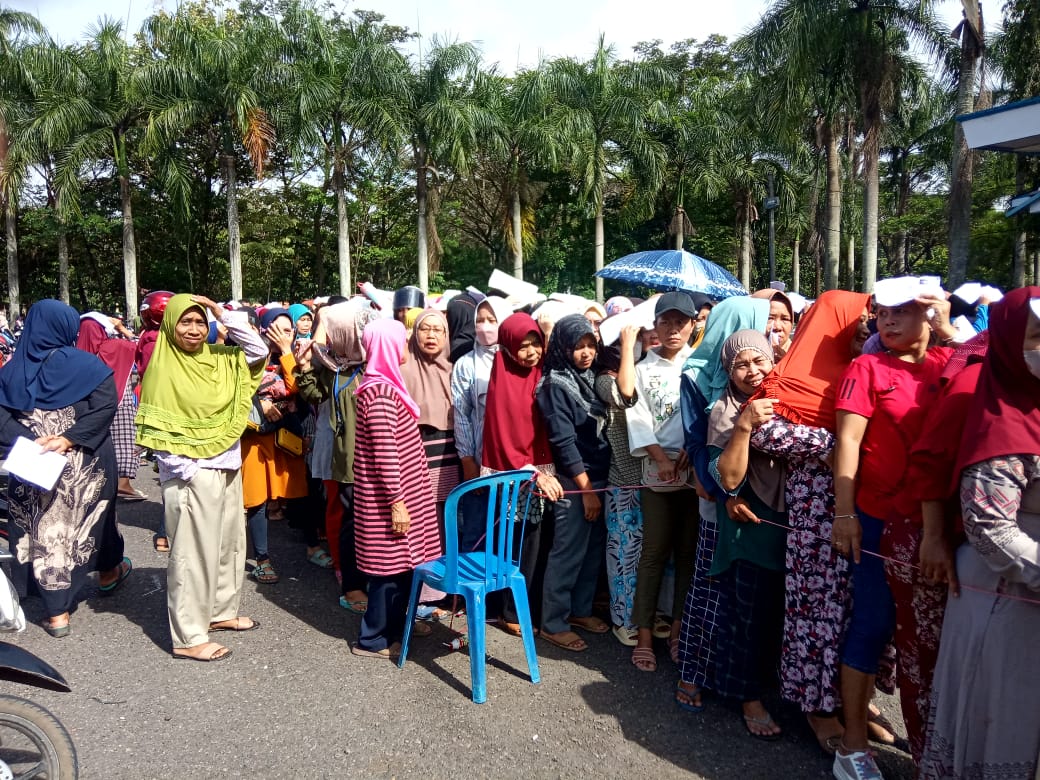 Ribuan Emak Emak Geruduk Gedung Kesenian kabupaten Lahat,  Ada apa ya 