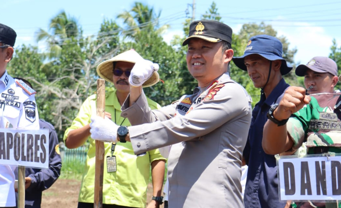 Kapolres Lahat Mengikuti Zoom Penanaman Jagung Serentak Kuartal IV di Balai Pembenihan Pertanian Tanjung Tebat