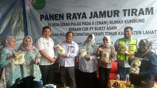 Sukses, Desa Sirah Pulau Panen Perdana Jamur Tiram 