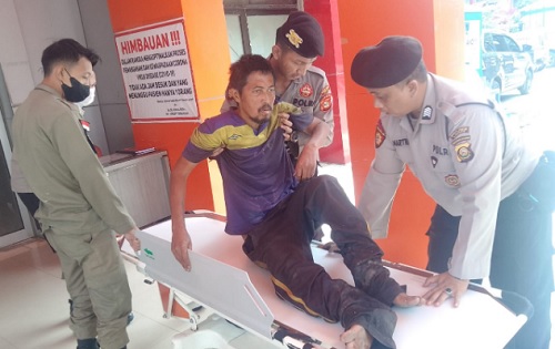 Polisi Bawa Seorang Pria ODGJ Usai Ditikam OTD, ke Rumah Sakit